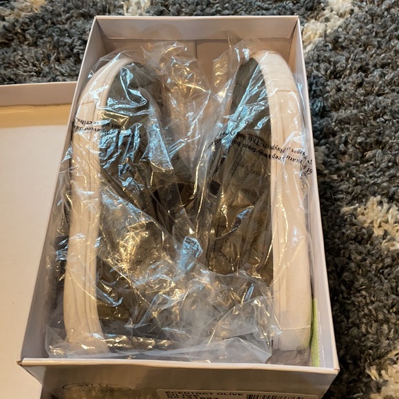 Woman - Picture 2 of 6